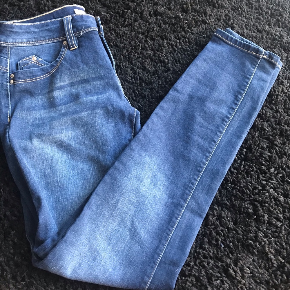 🌼 SIZE 9 MID WAIST JEANS